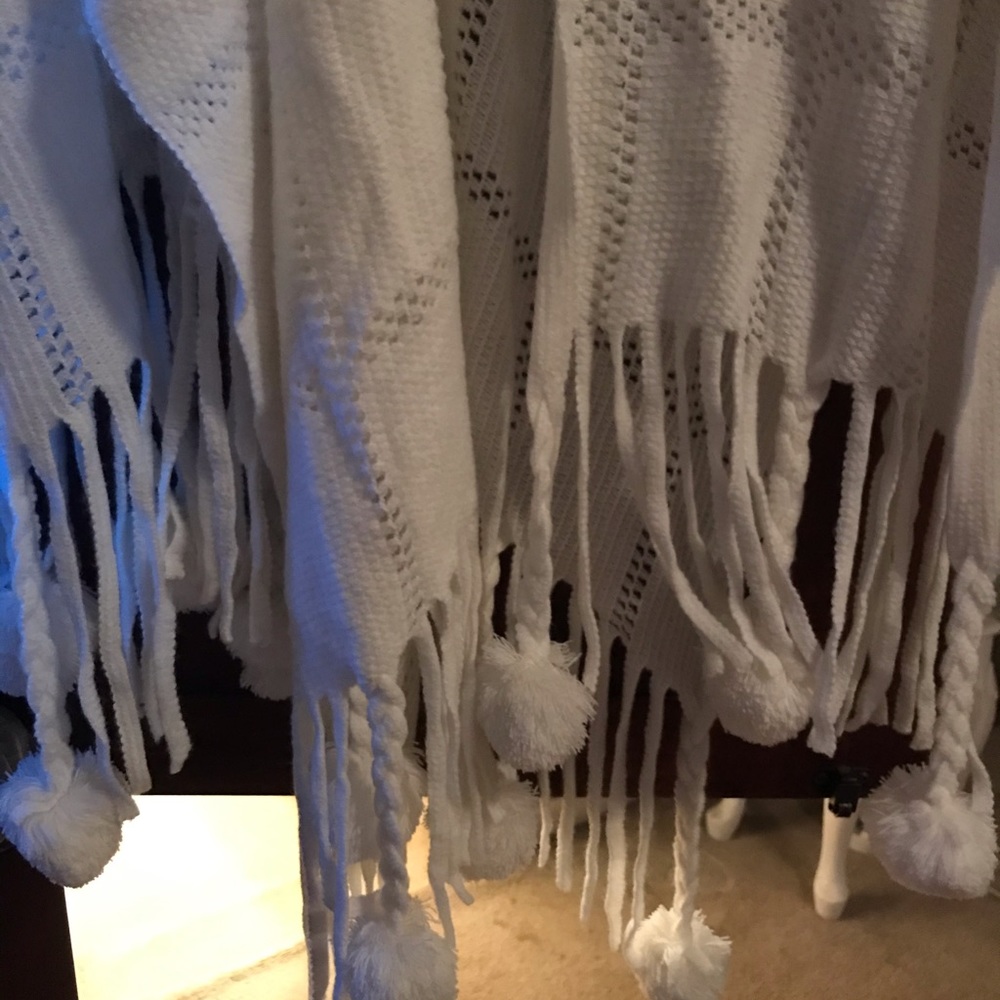 Cream wrap with fringe - Picture 2 of 3